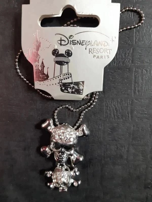 Colar fantasia pirata da Disney com duas cabeças de caveira e strass do Disneyland Paris – photo 2